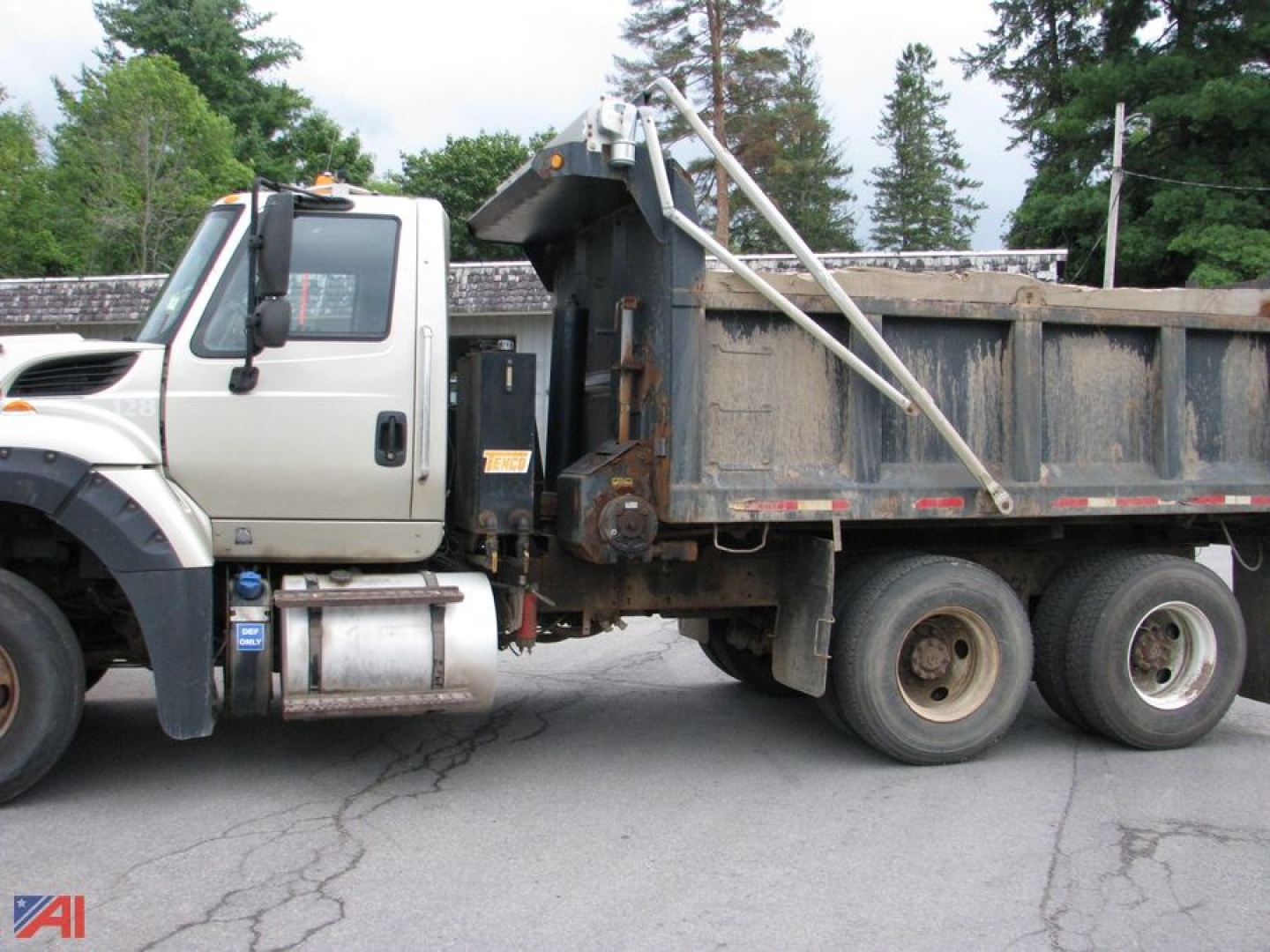 Dump truck side view showing cab and dump bed from a 2015 International WorkStar 7600 with VIN 1HTGRSNT8FH718668