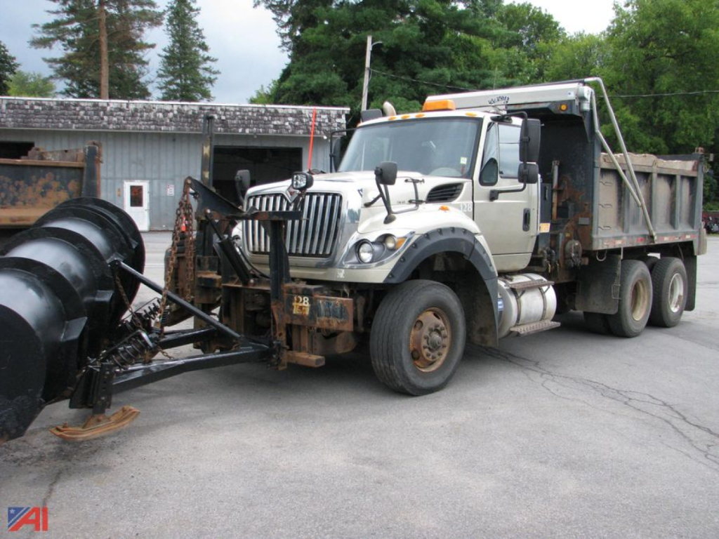 2015 International WorkStar 7600 dump truck with front attachment and dual rear axles, side view showing cab and bed.