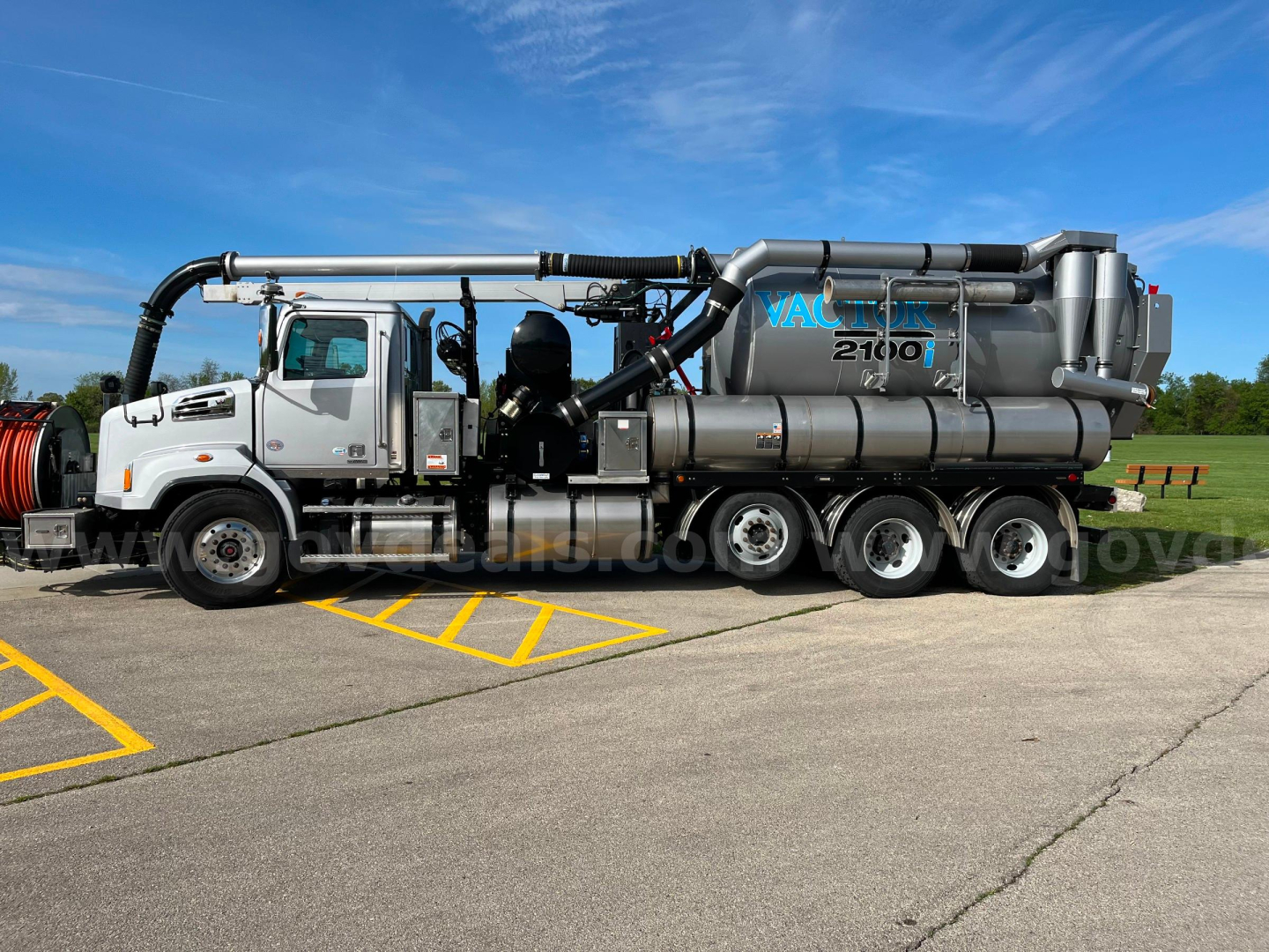 Western Star Vactor 2100PD sewer jetting vacuum truck side view showing Vactor 2100 on tank, hose reel, and dual rear axles.