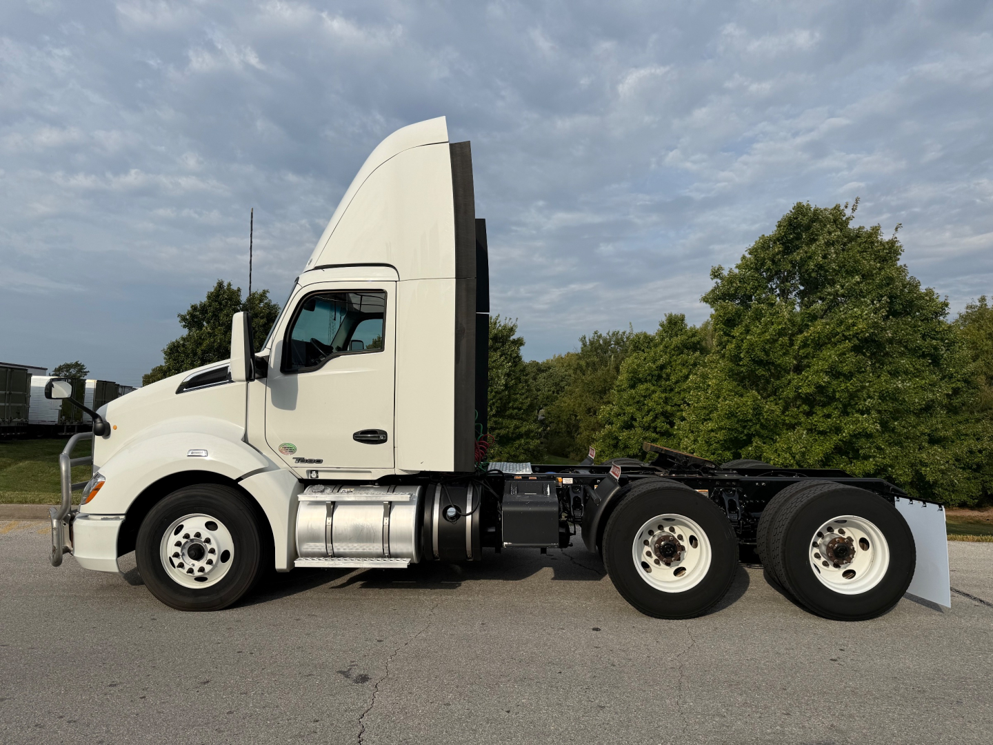Kenworth T680 conventional daycab side view showing cab and rear chassis with dual rear axles.