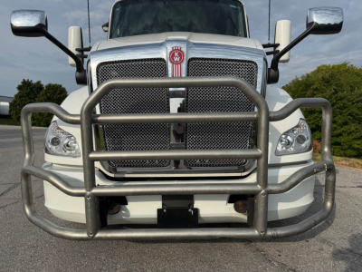 Kenworth T680 front view showing grille, bumper guard, and dual side mirrors.