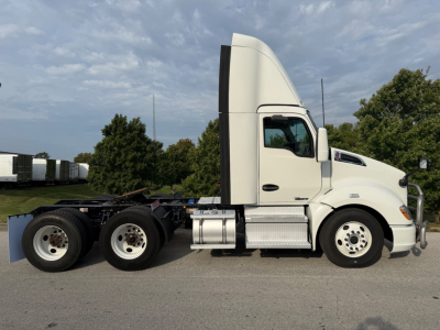 Kenworth T680 tractor side view showing sleeper cab, dual rear axles, and aluminum fuel tanks.
