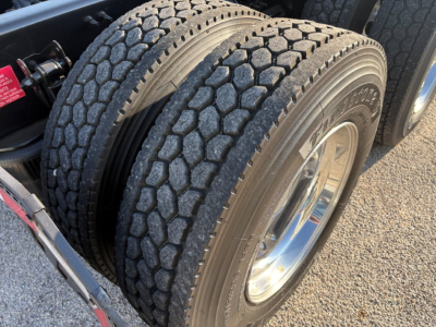 Dual rear tires with tread pattern visible on Volvo VNL64T860 truck, wheel rims and twin tire setup in view.