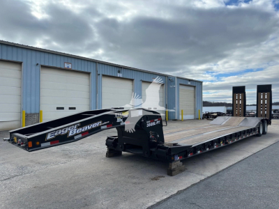 Trailer showing a long lowboy with Eagle Beaver branding and bird logo, 365GL-Pt-Br model, parked by storage bays.