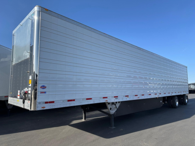 Trailer side view of a 2026 Utility 3000R reefer trailer showing aluminum exterior and reflective red/white side markers.
