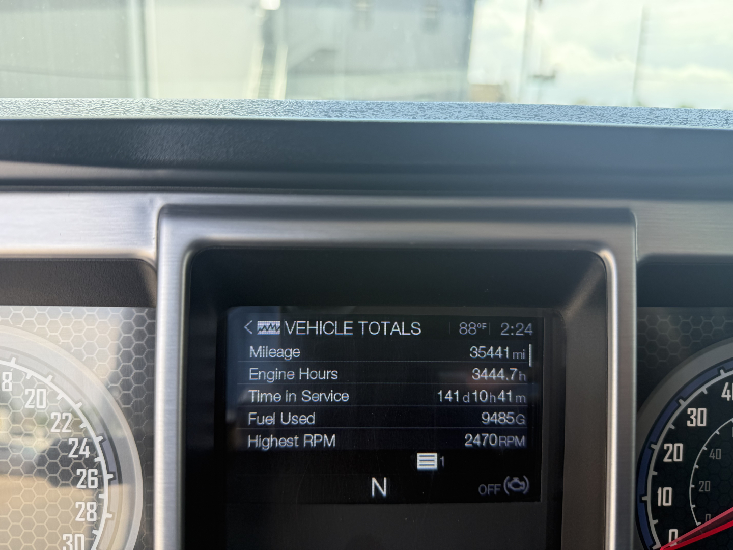 Dashboard display showing vehicle totals with metrics: Mileage 35441 mi, Engine Hours 3444.7 h, Time in Service 141d 10h 41m, Fuel Used 9485 gal, Highest RPM 2470 RPM, N gear indicator.