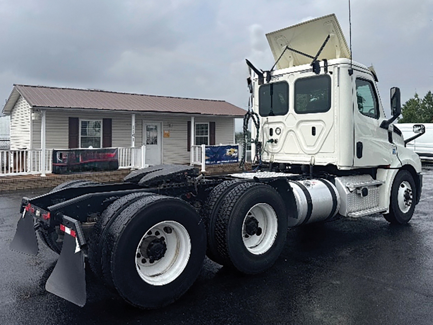 Trucking tractor showing Freightliner Cascadia126 2019 chassis with white cab and dual rear axles; stock number 548310; VIN 3AKJHLDV1KSKJ7401; conventional daycab.