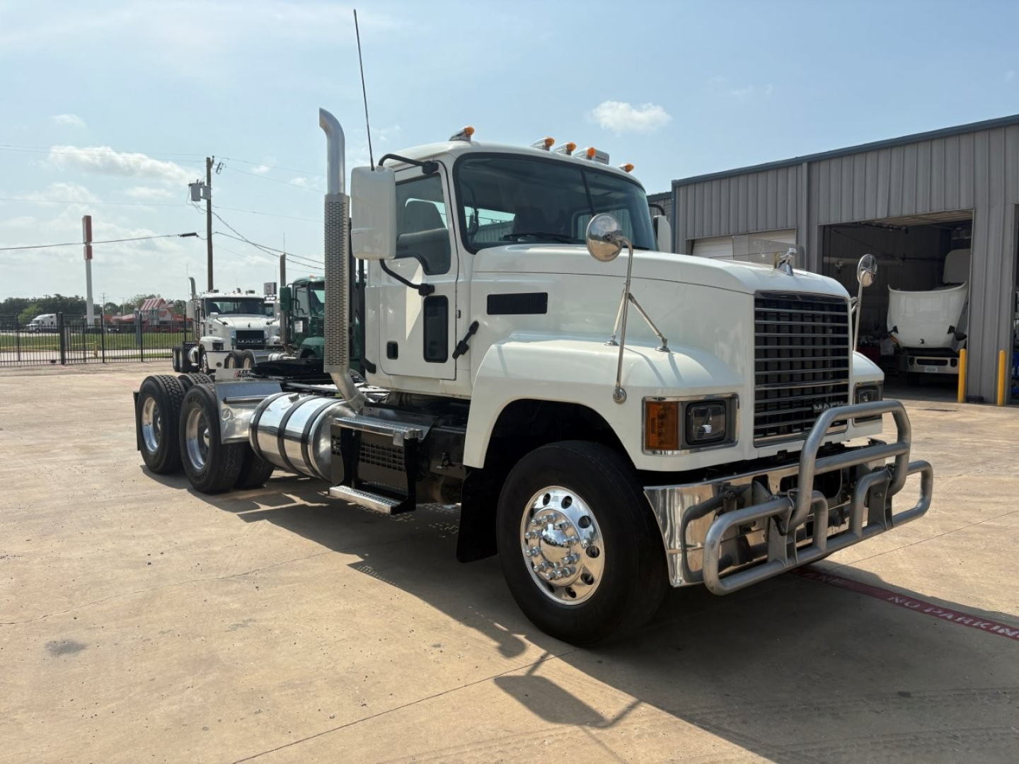 Truck shows a 2020 Mack PI64T conventional daycab with white cab, dual rear axles, chrome bumper guard, fuel tanks, and side mirrors.