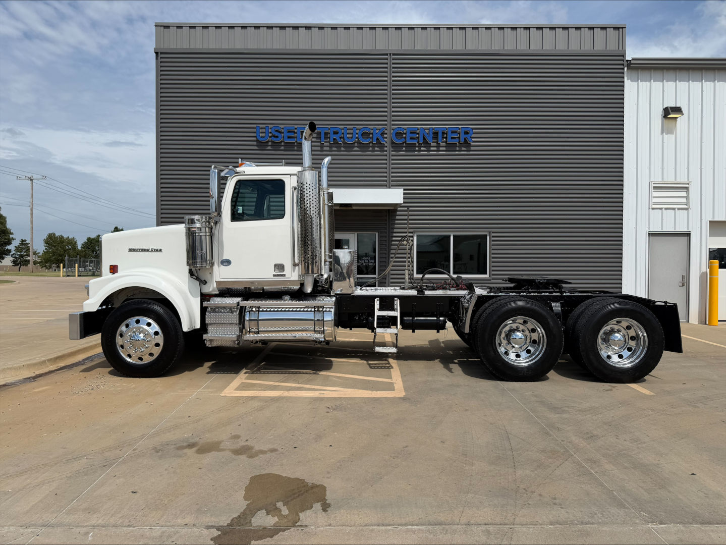 Western Star 4900 SF truck side view showing conventional daycab with chrome exhaust stacks and dual rear axles.