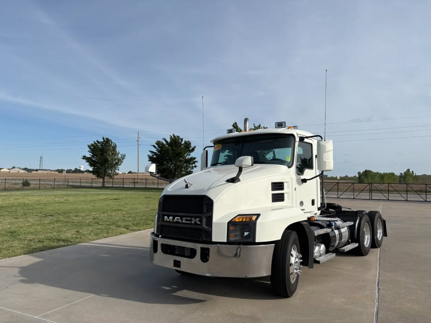 White 2019 Mack Anthem conventional daycab truck front view with grille and bumper, VIN 1M1AN3GY7KM005551 visible on listing, side mirrors, and dual rear axles.