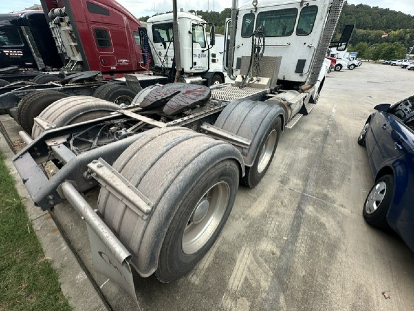 Kenworth T880 chassis and rear cab area showing dual rear axles and tires with VIN and stock notations nearby.
