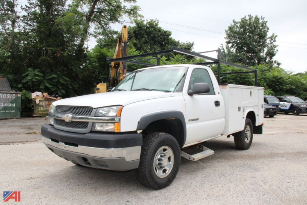 2004 Chevrolet Silverado 2500HD utility truck with service bed and ladder rack