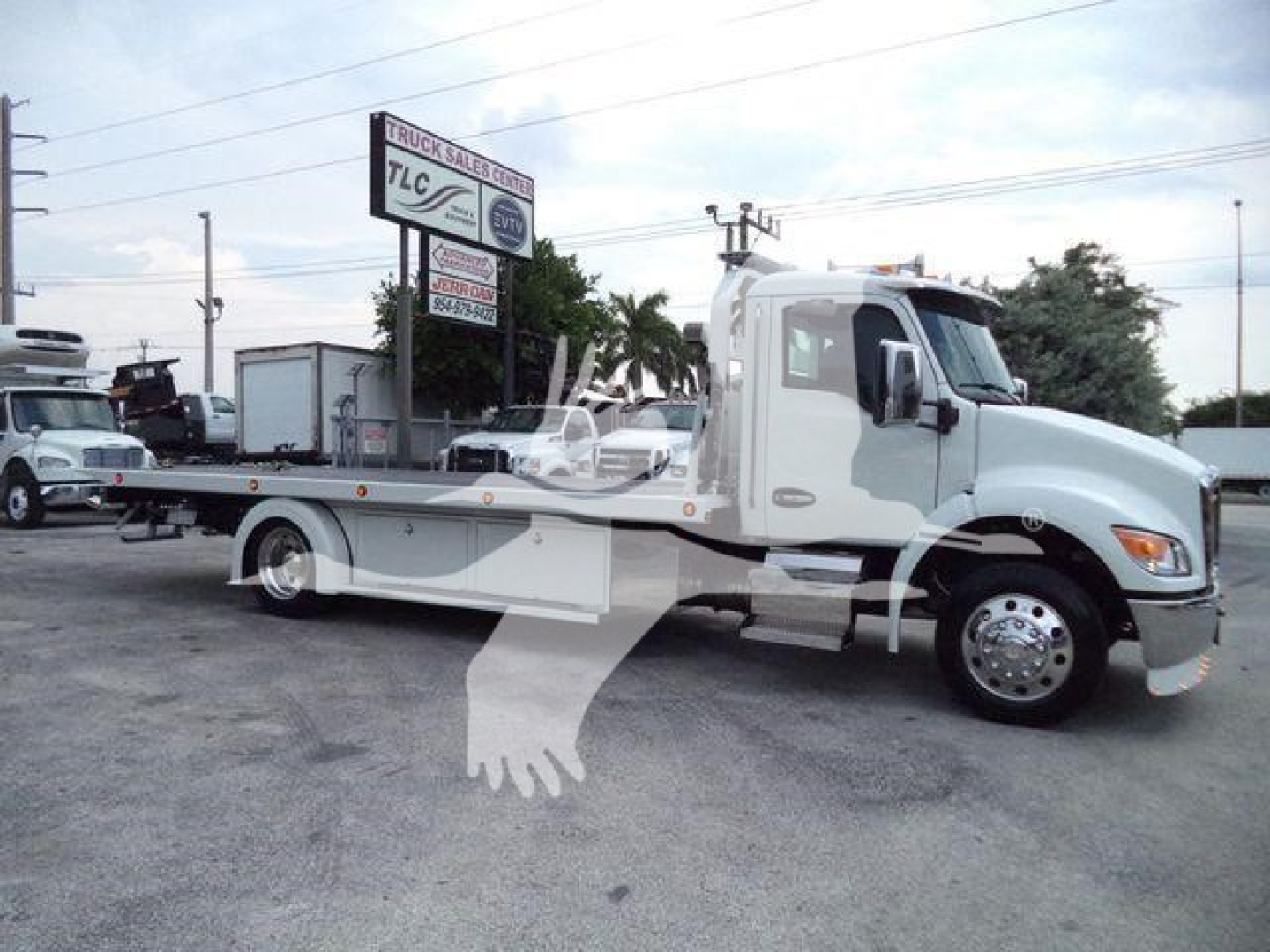 Kenworth T280 rollback tow truck side view showing white cab and long flatbed with wheel lift, stock KW1STEPSIDEWHT.