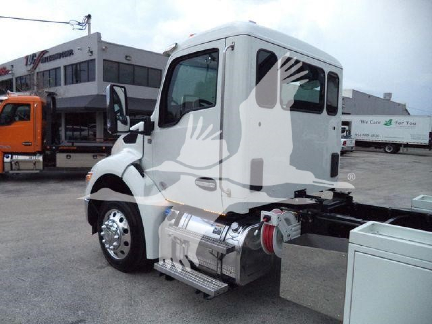 White Kenworth T280 cab with chrome fuel tank and steps, side view showing fuel tank, steps, and rear chassis area.