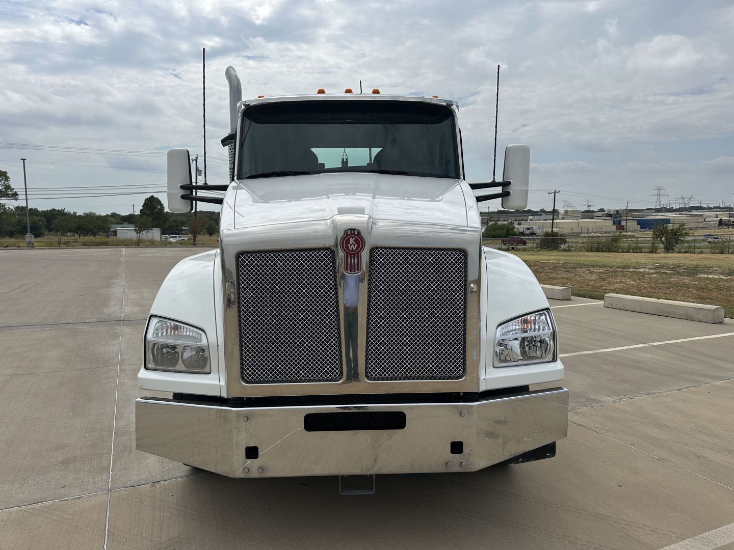 Kenworth T880 conventional daycab front view showing grille, bumper, headlights, and Kenworth emblem.