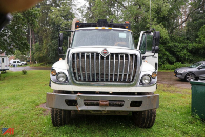 International WorkStar 7600 Pak-Mor 30 Yard Packer truck front view showing grille, bumper, and headlights.