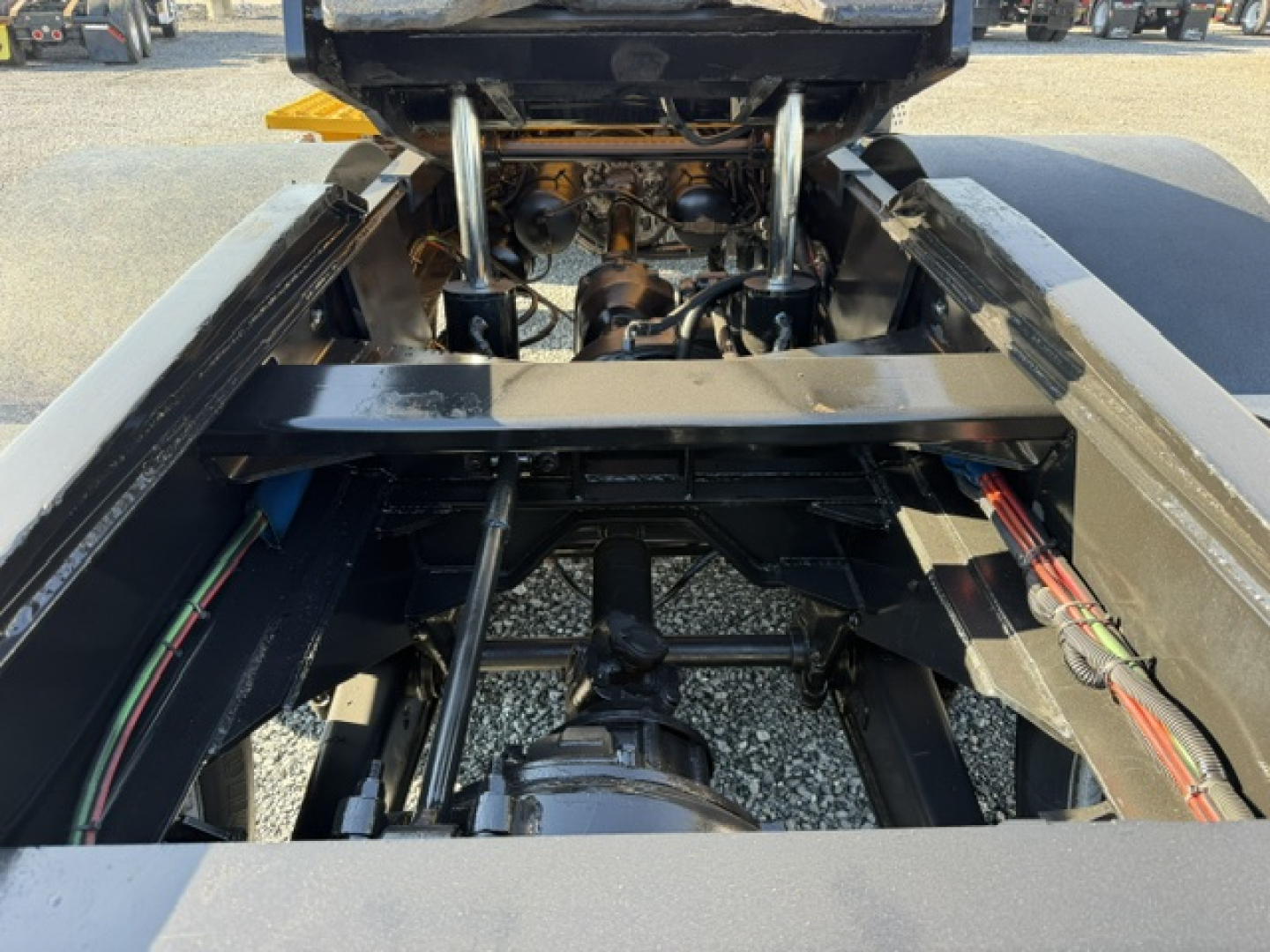 Tractor truck chassis with rear drivetrain and hydraulic lines visible in the frame, showing the TJ6500 truck undercarriage and suspension components.