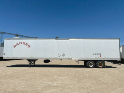 Trailer side showing Badger logo andpex 2005 Great Dane P-Series trailer with dual rear axles.