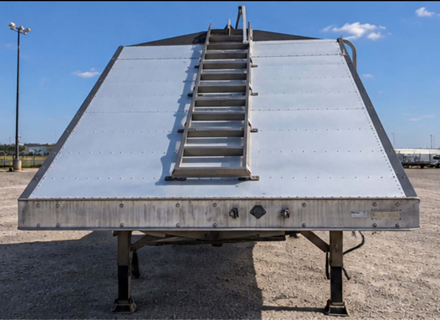 MAXXIM SAND HOPPER trailer deck with a central ladder viewed head-on.