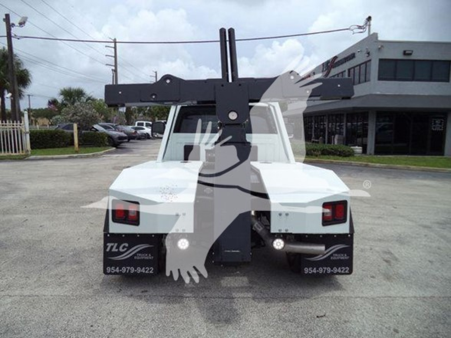 Truck rear view with winch attachment and hydraulic arms, RAM Slt listing.