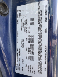 Vehicle plate with tire and weight labeling: GVWR 24,319 KG / 53,200 LB; various tire sizes and pressures; axle weights; VIN 3HSDZAPRXLN879351; manufacturer Navistar Inc; date 05-2019; Mexico assembly