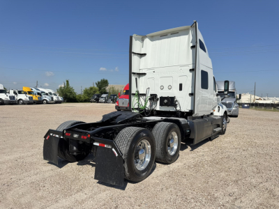 Truck chassis rear view with sleeper cab, showing fifth wheel area and dual rear axles. Visible text includes '国际 LT' style details on cab and components near the back.