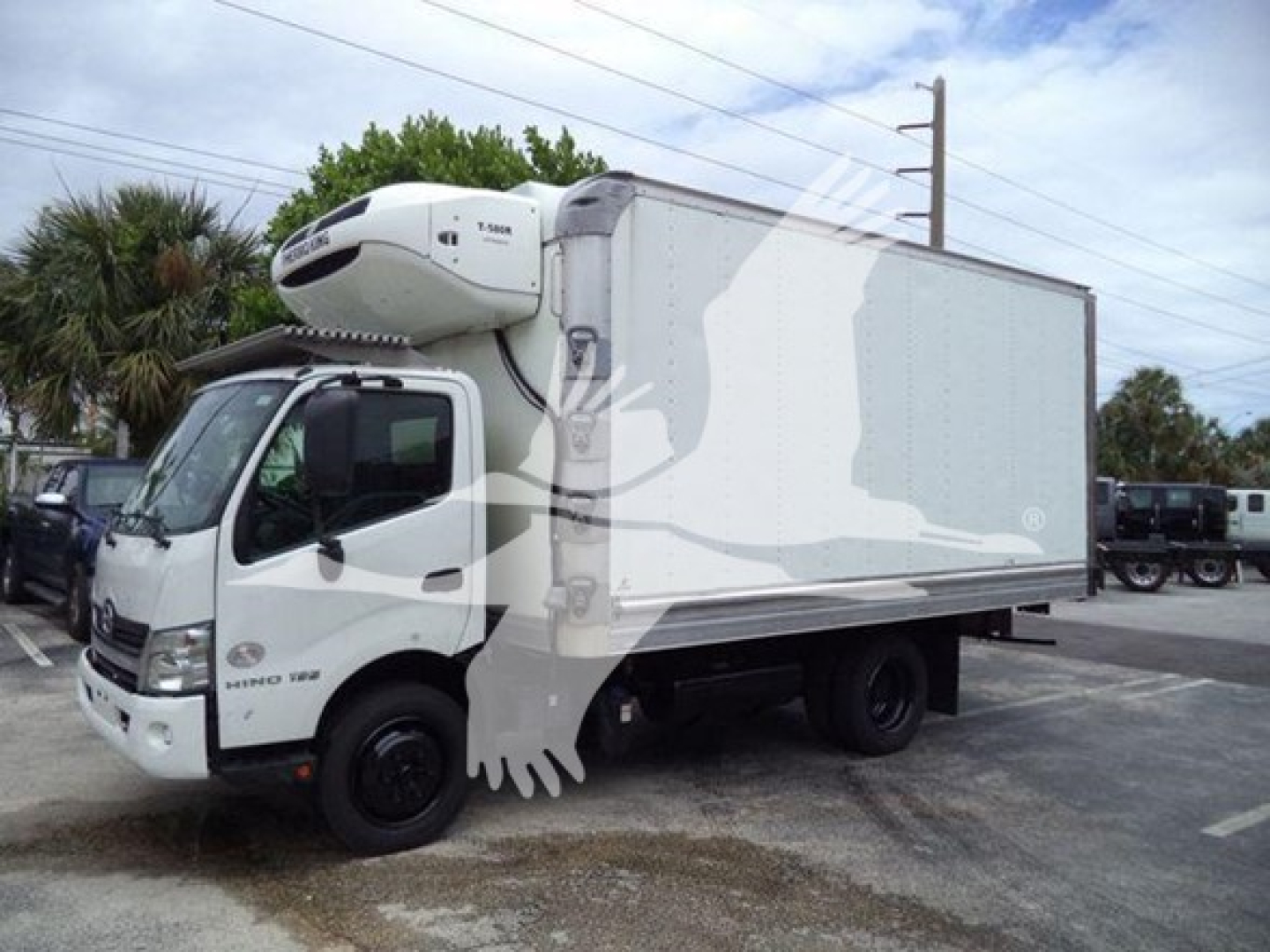 Truck refrigerated box on a 2020 Hino 195 with a top-mounted cooling unit