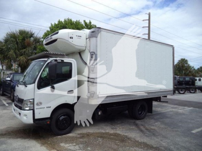 Truck refrigerated box on a 2020 Hino 195 with a top-mounted cooling unit