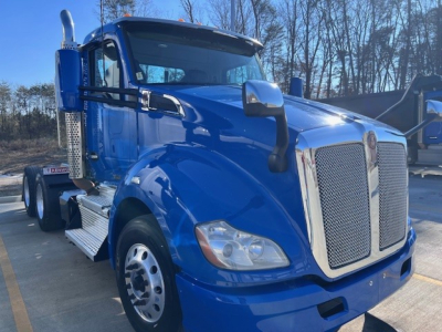 Truck image: blue 2020 Kenworth T680 conventional daycab, large chrome grille, dual exhaust stacks, side steps, and front headlights visible.