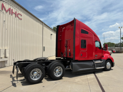 Kenworth T680 quad-axle tractor side view showing red cab, rear sleeper, and chassis without trailer; VIN 1XKYD49X8NJ485122 visible in listing context.