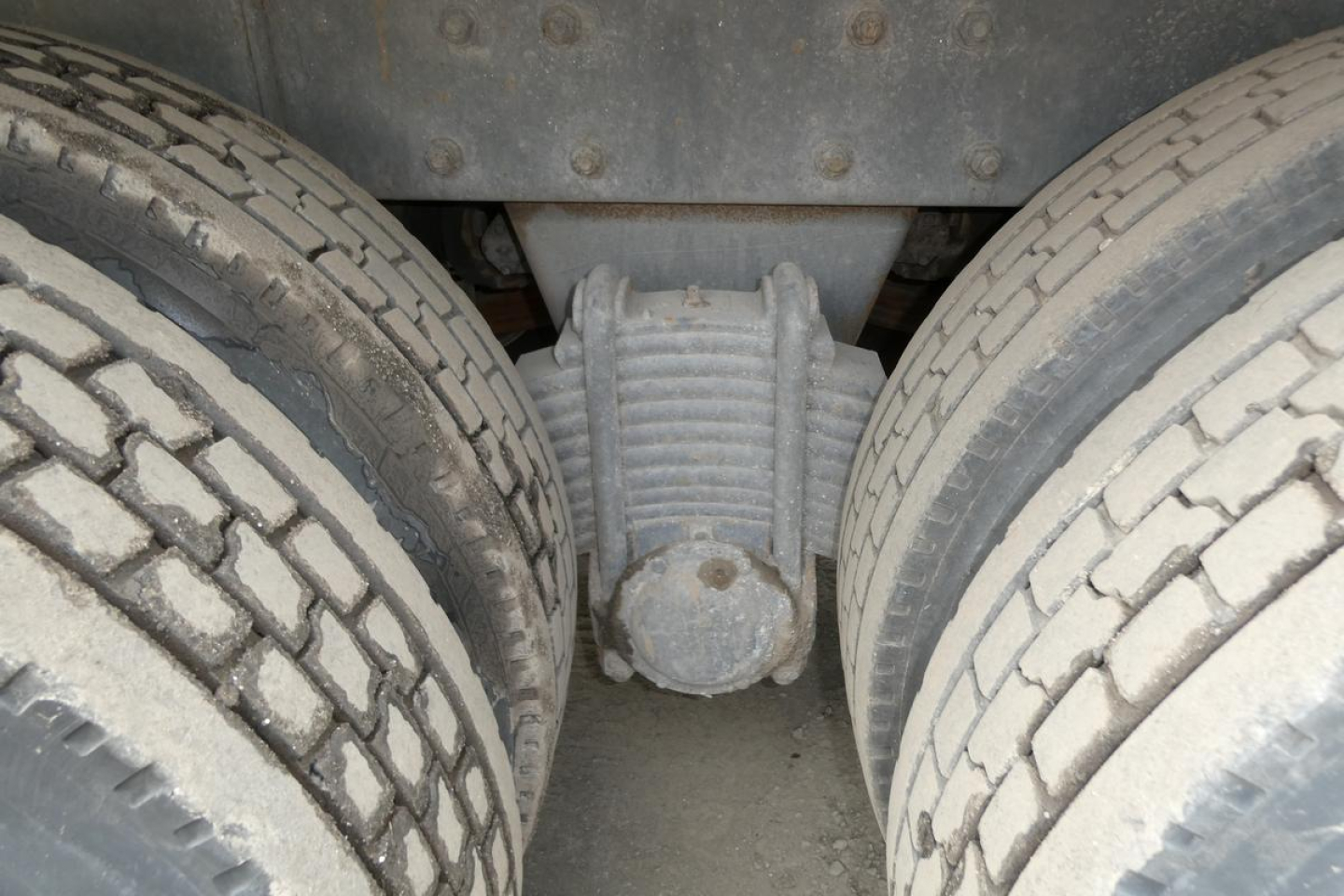 Mack RD690S axle center showing drive axles and differential housing between dual rear wheels.