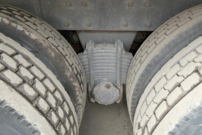 Mack RD690S axle center showing drive axles and differential housing between dual rear wheels.
