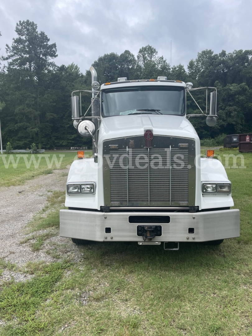 Kenworth T800 front view showing large grille, rectangular headlights, chrome bumper, and mirrors.