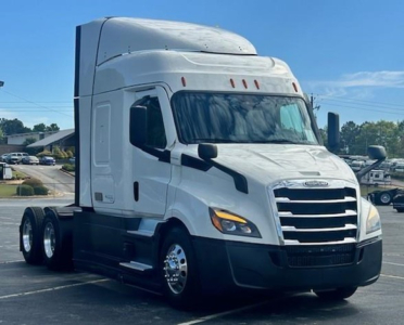 Freightliner Cascadia 116 tractor cab showing side view and grille with headlights