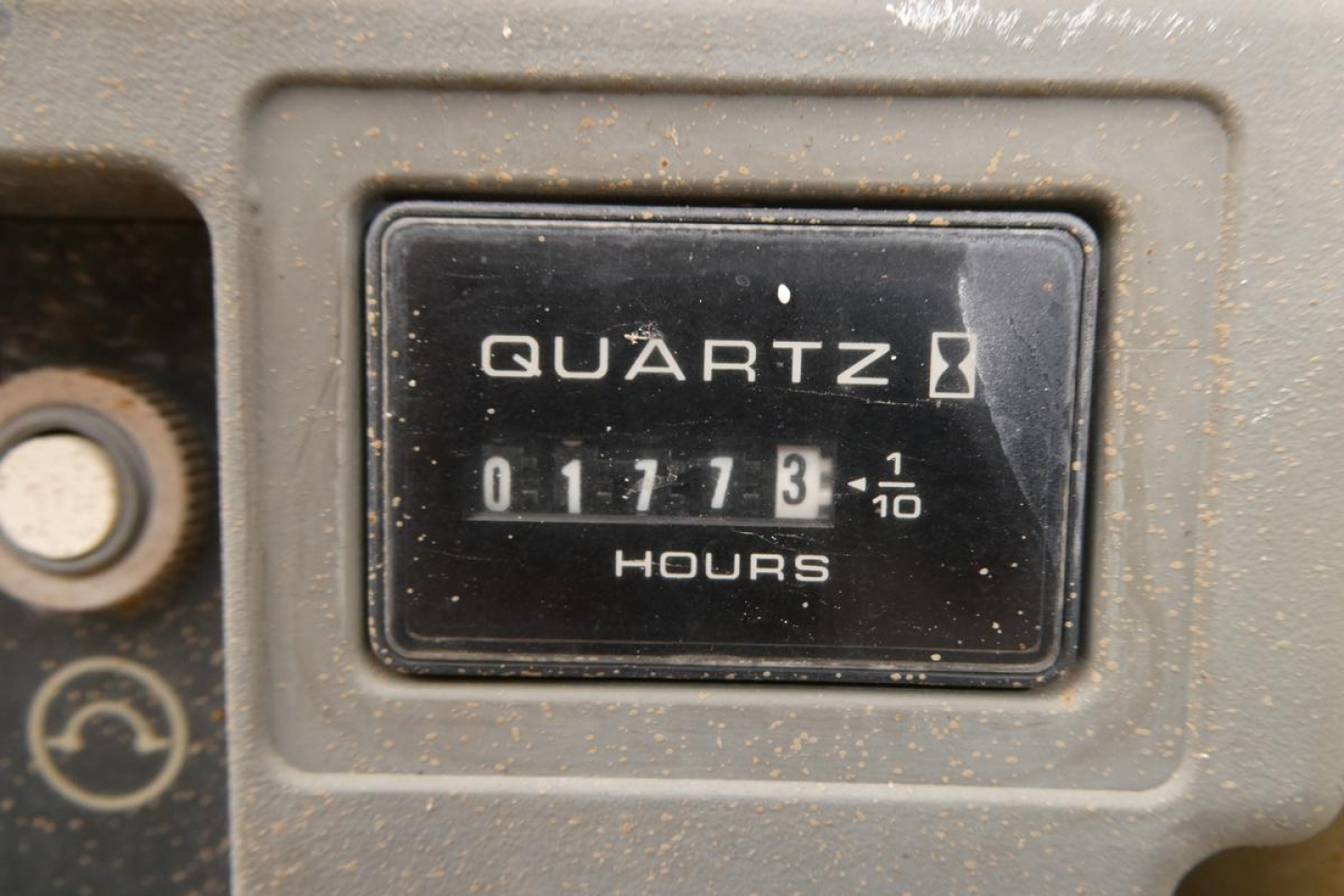 JLG 2646ES scissor lift hour meter showing 1173 hours.