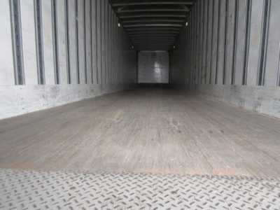 Stoughton 2014 van trailer interior showing long empty cargo bay with metal sidewalls and diamond plate threshold.