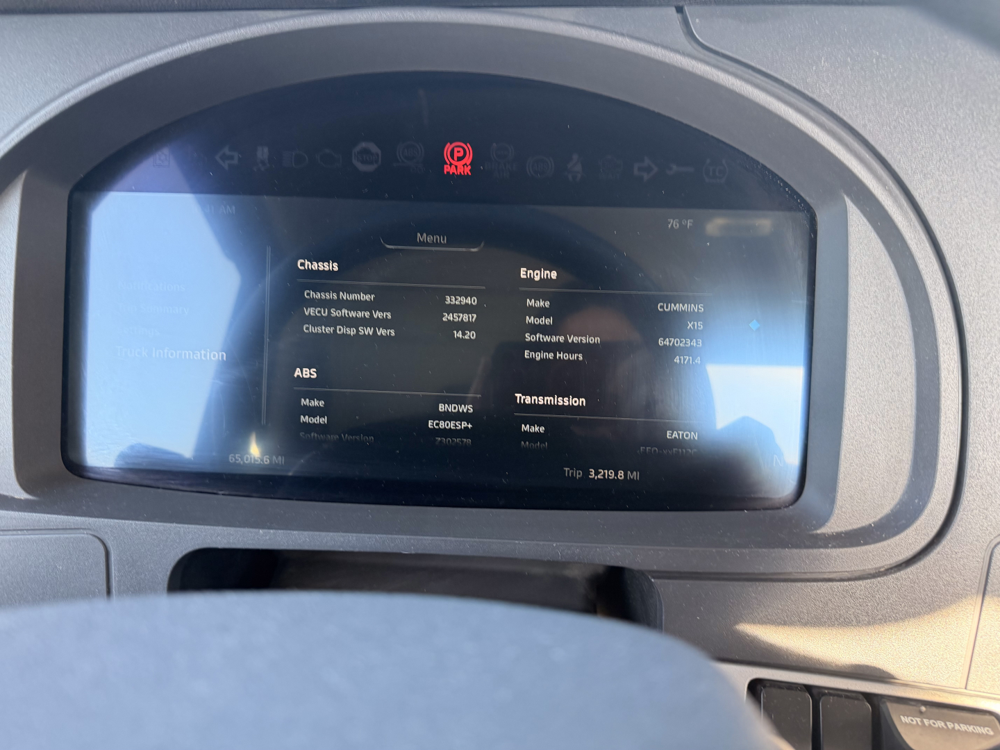 Dashboard screen of a Kenworth T880 showing vehicle information: VIN, engine details, chassis number, ABS, and transmission data.