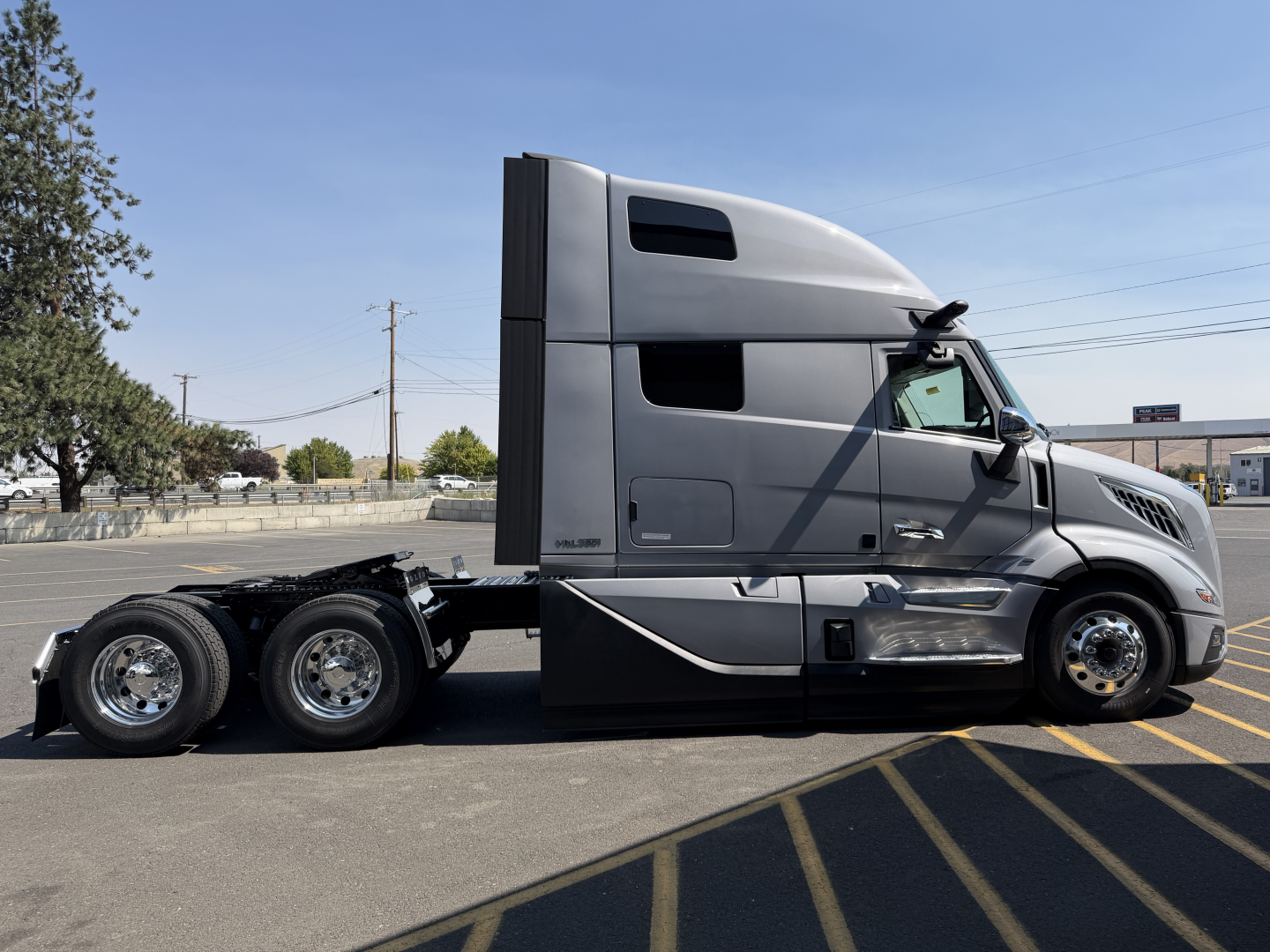 Volvo VNL64T860 truck side view showing sleeper cab and chassis with dual rear axles.