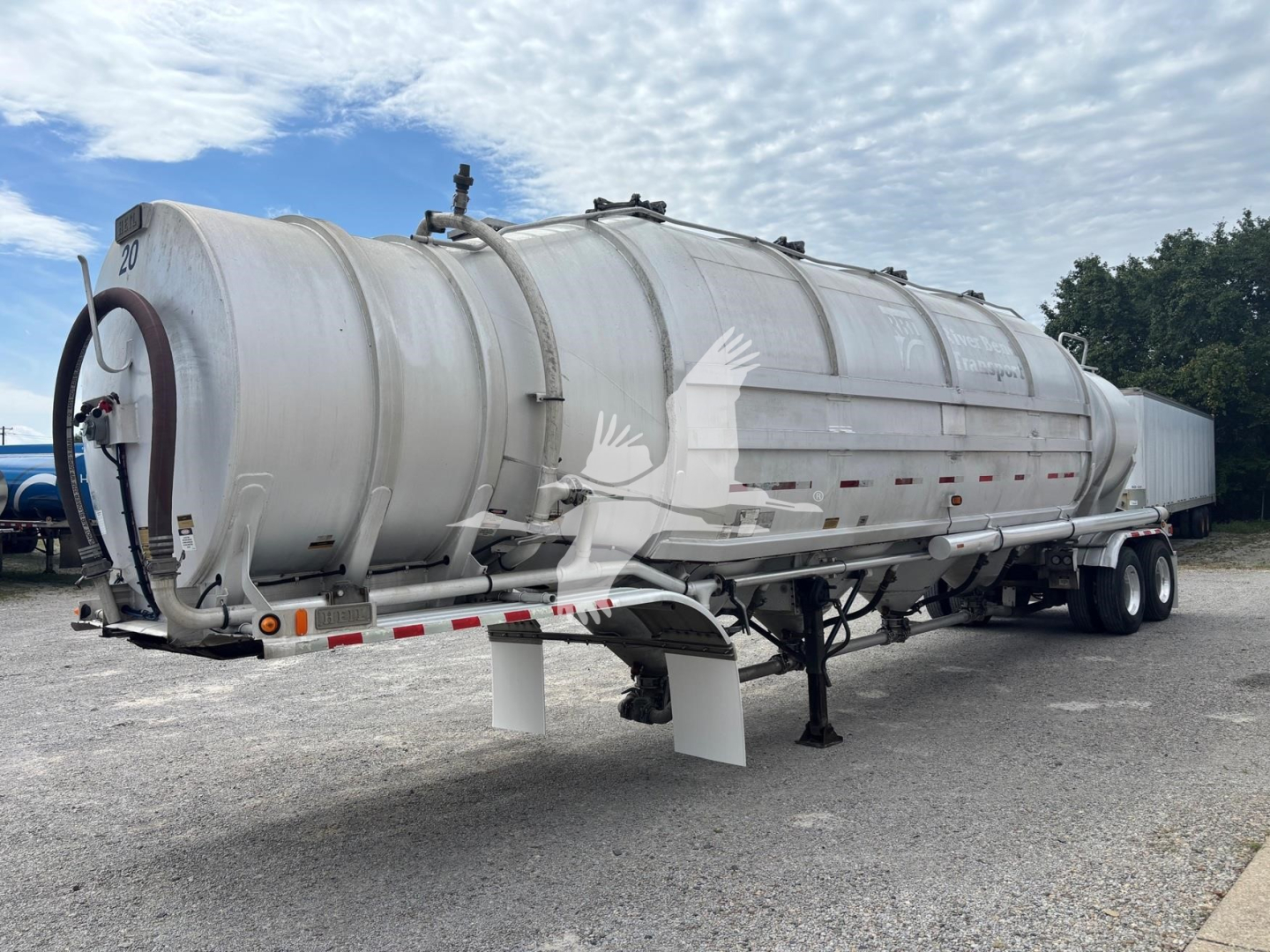 Heil 1625 Super Flo pneumatic dry bulk trailer in-line view showing cylindrical hull with domed joints and rear loading hatch.