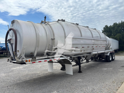 Heil 1625 Super Flo pneumatic dry bulk trailer in-line view showing cylindrical hull with domed joints and rear loading hatch.