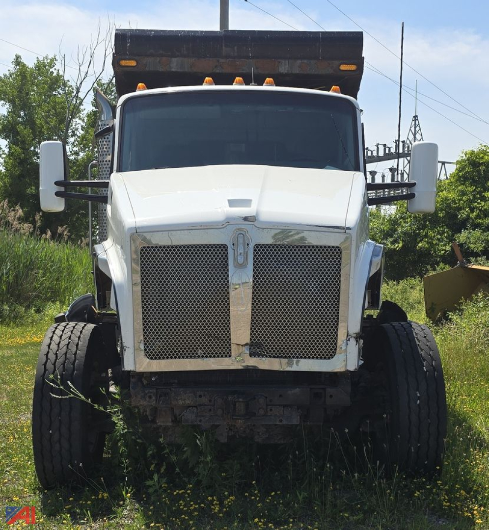 Kenworth T880 dump truck front view showing large chrome grille and dual front tires.
