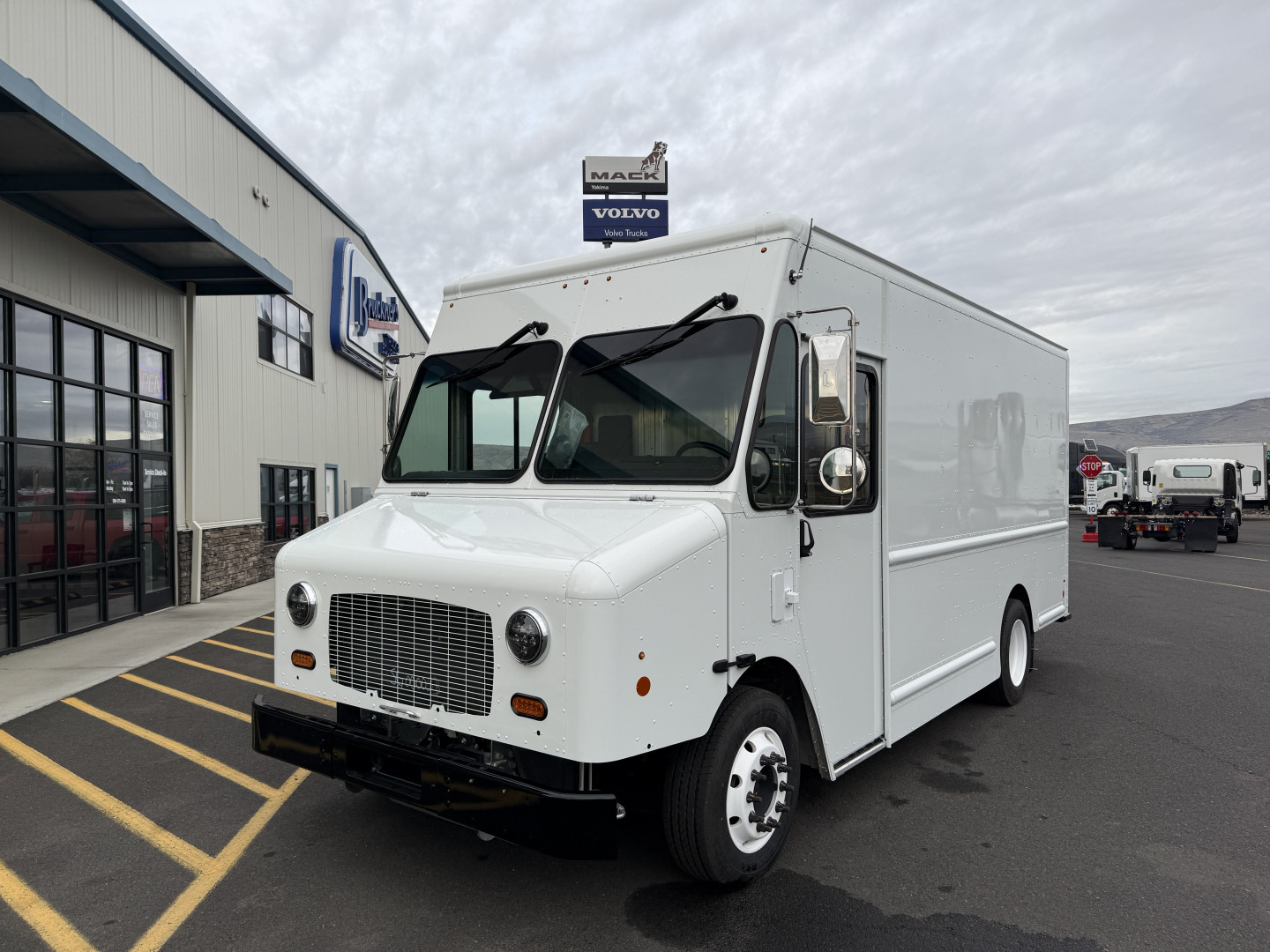 Box truck in white showing front grille and cargo box, Harbinger S525 listing exterior