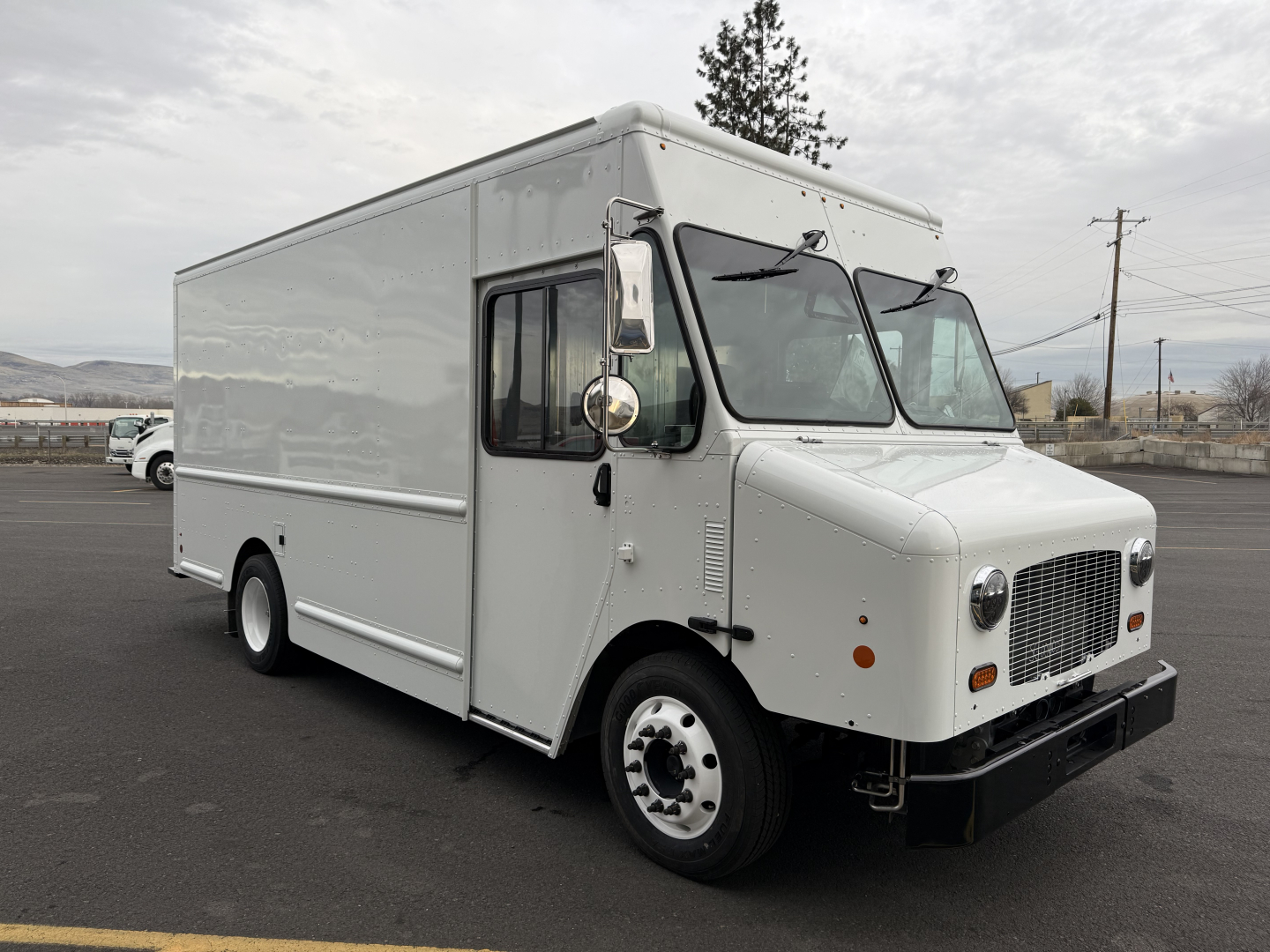 Harbinger S525 step van in white, side view with cab-forward driver area, large grille, dual mirrors, standard steel wheels, high-roof cargo box