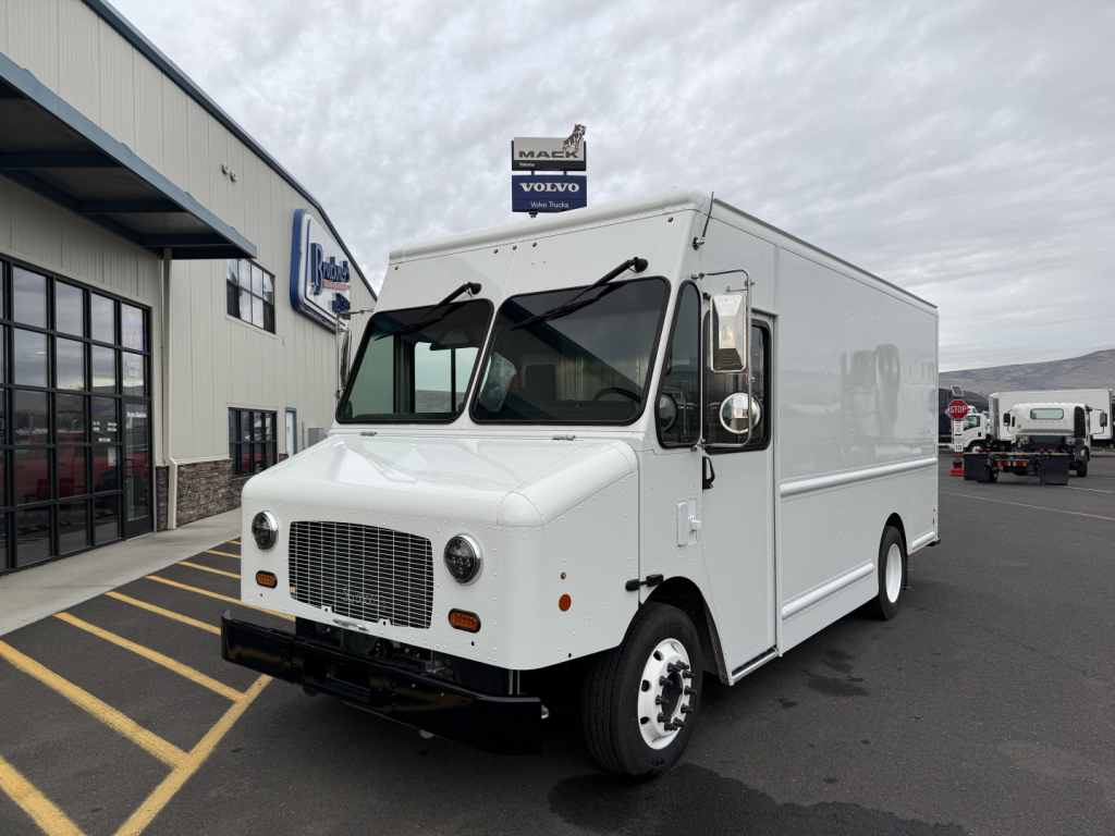 Box truck in white showing front grille and cargo box, Harbinger S525 listing exterior