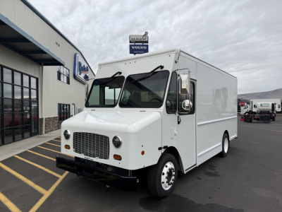 Box truck in white showing front grille and cargo box, Harbinger S525 listing exterior