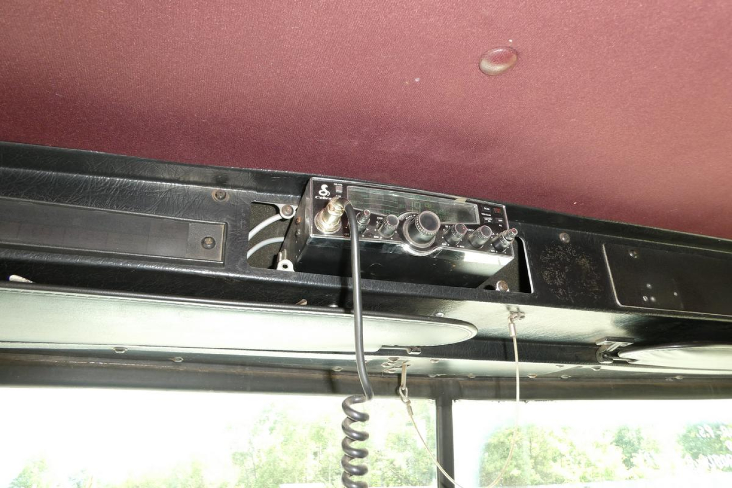 Kenworth T800 roof area showing control box with wiring and coiled cord, interior light fixtures along frame rail.