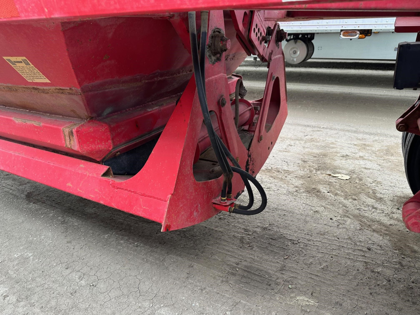 Ranco LW11-20P trailer hitch area with red frame and hydraulic lines visible, part of a dump trailer undercarriage.
