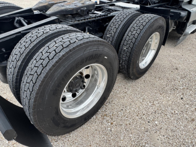 International LT truck rear dual-wheeled axle showing tires and wheels.