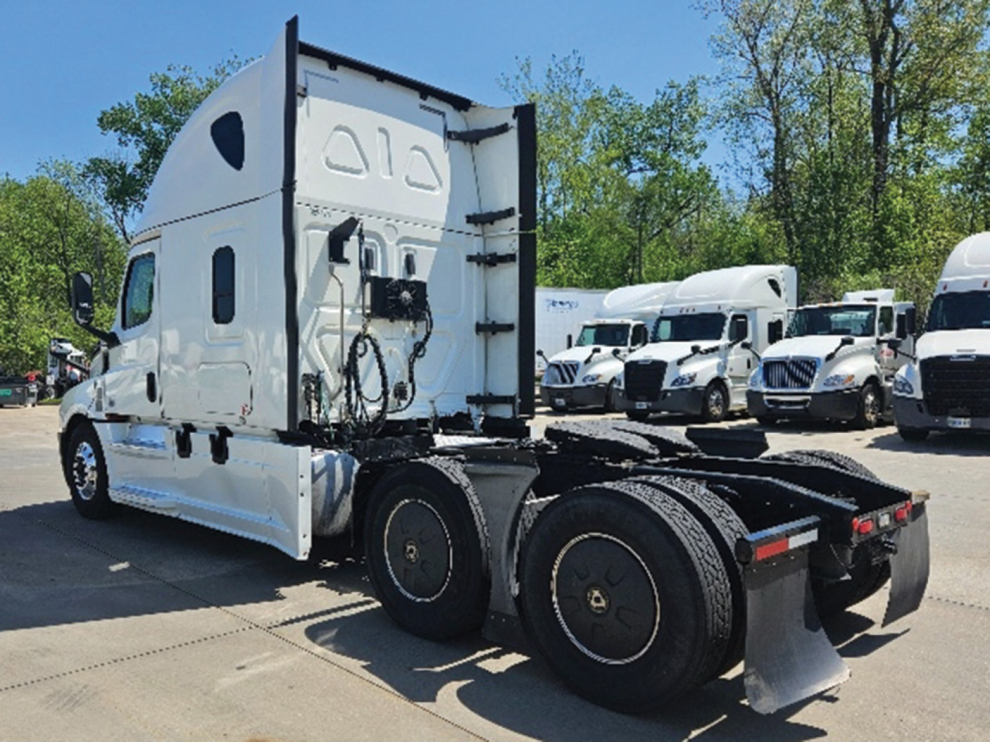 Freightliner Cascadia126 conventional sleeper tractor back and rear wheels view with fifth wheel and dual rear axles.