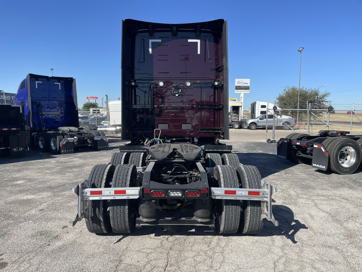 Truck rear view showing fifth wheel and dual rear axle on a Volvo VNL64T860 tractor with fifth wheel hitch and dual tires.